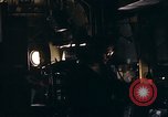 Immagine di AC-119K che mostra gli avieri carico e controllo mini pistole Phan Rang Vietnam, 1970, secondo 14 filmato di repertorio 65675026825