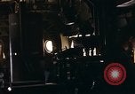 Immagine di AC-119K che mostra gli avieri carico e controllo mini pistole Phan Rang Vietnam, 1970, secondo 15 filmato di repertorio 65675026825