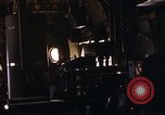 Immagine di AC-119K che mostra gli avieri carico e controllo mini pistole Phan Rang Vietnam, 1970, secondo 16 filmato di repertorio 65675026825
