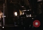 Immagine di AC-119K che mostra gli avieri carico e controllo mini pistole Phan Rang Vietnam, 1970, secondo 17 filmato di repertorio 65675026825