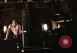 Immagine di AC-119K che mostra gli avieri carico e controllo mini pistole Phan Rang Vietnam, 1970, secondo 18 filmato di repertorio 65675026825