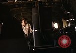 Immagine di AC-119K che mostra gli avieri carico e controllo mini pistole Phan Rang Vietnam, 1970, secondo 19 filmato di repertorio 65675026825