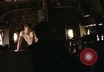 Immagine di AC-119K che mostra gli avieri carico e controllo mini pistole Phan Rang Vietnam, 1970, secondo 20 filmato di repertorio 65675026825