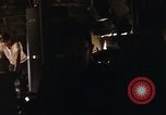 Immagine di AC-119K che mostra gli avieri carico e controllo mini pistole Phan Rang Vietnam, 1970, secondo 22 filmato di repertorio 65675026825