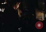 Immagine di AC-119K che mostra gli avieri carico e controllo mini pistole Phan Rang Vietnam, 1970, secondo 23 filmato di repertorio 65675026825