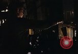 Immagine di AC-119K che mostra gli avieri carico e controllo mini pistole Phan Rang Vietnam, 1970, secondo 24 filmato di repertorio 65675026825