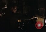 Immagine di AC-119K che mostra gli avieri carico e controllo mini pistole Phan Rang Vietnam, 1970, secondo 25 filmato di repertorio 65675026825