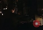 Immagine di AC-119K che mostra gli avieri carico e controllo mini pistole Phan Rang Vietnam, 1970, secondo 26 filmato di repertorio 65675026825