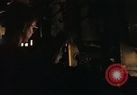 Immagine di AC-119K che mostra gli avieri carico e controllo mini pistole Phan Rang Vietnam, 1970, secondo 27 filmato di repertorio 65675026825