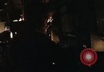 Immagine di AC-119K che mostra gli avieri carico e controllo mini pistole Phan Rang Vietnam, 1970, secondo 28 filmato di repertorio 65675026825