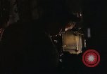 Immagine di AC-119K che mostra gli avieri carico e controllo mini pistole Phan Rang Vietnam, 1970, secondo 29 filmato di repertorio 65675026825