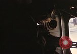 Immagine di AC-119K che mostra gli avieri carico e controllo mini pistole Phan Rang Vietnam, 1970, secondo 31 filmato di repertorio 65675026825