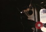 Immagine di AC-119K che mostra gli avieri carico e controllo mini pistole Phan Rang Vietnam, 1970, secondo 32 filmato di repertorio 65675026825