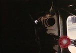 Immagine di AC-119K che mostra gli avieri carico e controllo mini pistole Phan Rang Vietnam, 1970, secondo 33 filmato di repertorio 65675026825