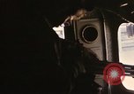 Immagine di AC-119K che mostra gli avieri carico e controllo mini pistole Phan Rang Vietnam, 1970, secondo 35 filmato di repertorio 65675026825