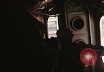 Immagine di AC-119K che mostra gli avieri carico e controllo mini pistole Phan Rang Vietnam, 1970, secondo 36 filmato di repertorio 65675026825