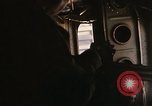 Immagine di AC-119K che mostra gli avieri carico e controllo mini pistole Phan Rang Vietnam, 1970, secondo 37 filmato di repertorio 65675026825