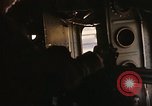 Immagine di AC-119K che mostra gli avieri carico e controllo mini pistole Phan Rang Vietnam, 1970, secondo 38 filmato di repertorio 65675026825