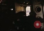 Immagine di AC-119K che mostra gli avieri carico e controllo mini pistole Phan Rang Vietnam, 1970, secondo 39 filmato di repertorio 65675026825