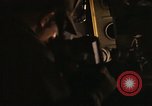 Immagine di AC-119K che mostra gli avieri carico e controllo mini pistole Phan Rang Vietnam, 1970, secondo 41 filmato di repertorio 65675026825