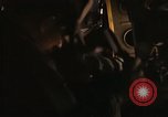 Immagine di AC-119K che mostra gli avieri carico e controllo mini pistole Phan Rang Vietnam, 1970, secondo 42 filmato di repertorio 65675026825
