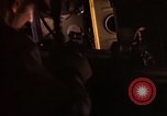 Immagine di AC-119K che mostra gli avieri carico e controllo mini pistole Phan Rang Vietnam, 1970, secondo 48 filmato di repertorio 65675026825