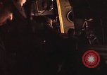 Immagine di AC-119K che mostra gli avieri carico e controllo mini pistole Phan Rang Vietnam, 1970, secondo 50 filmato di repertorio 65675026825