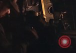 Immagine di AC-119K che mostra gli avieri carico e controllo mini pistole Phan Rang Vietnam, 1970, secondo 51 filmato di repertorio 65675026825