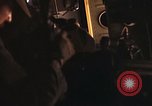 Immagine di AC-119K che mostra gli avieri carico e controllo mini pistole Phan Rang Vietnam, 1970, secondo 52 filmato di repertorio 65675026825