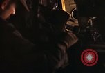 Immagine di AC-119K che mostra gli avieri carico e controllo mini pistole Phan Rang Vietnam, 1970, secondo 53 filmato di repertorio 65675026825