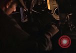 Immagine di AC-119K che mostra gli avieri carico e controllo mini pistole Phan Rang Vietnam, 1970, secondo 54 filmato di repertorio 65675026825