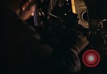 Immagine di AC-119K che mostra gli avieri carico e controllo mini pistole Phan Rang Vietnam, 1970, secondo 56 filmato di repertorio 65675026825