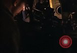 Immagine di AC-119K che mostra gli avieri carico e controllo mini pistole Phan Rang Vietnam, 1970, secondo 57 filmato di repertorio 65675026825
