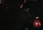 Immagine di AC-119K che mostra gli avieri carico e controllo mini pistole Phan Rang Vietnam, 1970, secondo 59 filmato di repertorio 65675026825
