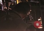 Immagine di AC-119K che mostra gli avieri carico e controllo mini pistole Phan Rang Vietnam, 1970, secondo 61 filmato di repertorio 65675026825