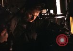 Immagine di AC-119K che mostra gli avieri carico e controllo mini pistole Phan Rang Vietnam, 1970, secondo 62 filmato di repertorio 65675026825