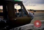 Immagine di UH-1H caricato con miniguns Binh Thuy AFB Vietnam, 1970, secondo 26 filmato di repertorio 65675026826