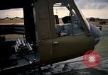 Immagine di UH-1H caricato con miniguns Binh Thuy AFB Vietnam, 1970, secondo 27 filmato di repertorio 65675026826