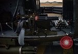 Immagine di UH-1H caricato con miniguns Binh Thuy AFB Vietnam, 1970, secondo 29 filmato di repertorio 65675026826