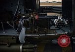 Immagine di UH-1H caricato con miniguns Binh Thuy AFB Vietnam, 1970, secondo 30 filmato di repertorio 65675026826