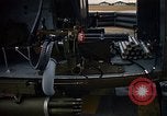 Immagine di UH-1H caricato con miniguns Binh Thuy AFB Vietnam, 1970, secondo 31 filmato di repertorio 65675026826