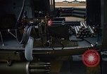 Immagine di UH-1H caricato con miniguns Binh Thuy AFB Vietnam, 1970, secondo 32 filmato di repertorio 65675026826