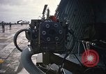 Immagine di UH-1H caricato con miniguns Binh Thuy AFB Vietnam, 1970, secondo 33 filmato di repertorio 65675026826
