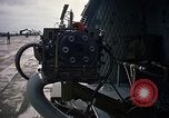 Immagine di UH-1H caricato con miniguns Binh Thuy AFB Vietnam, 1970, secondo 34 filmato di repertorio 65675026826