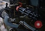 Immagine di UH-1H caricato con miniguns Binh Thuy AFB Vietnam, 1970, secondo 39 filmato di repertorio 65675026826