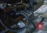 Immagine di UH-1H caricato con miniguns Binh Thuy AFB Vietnam, 1970, secondo 45 filmato di repertorio 65675026826