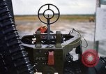 Immagine di UH-1H caricato con miniguns Binh Thuy AFB Vietnam, 1970, secondo 50 filmato di repertorio 65675026826