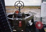 Immagine di UH-1H caricato con miniguns Binh Thuy AFB Vietnam, 1970, secondo 53 filmato di repertorio 65675026826