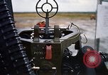 Immagine di UH-1H caricato con miniguns Binh Thuy AFB Vietnam, 1970, secondo 54 filmato di repertorio 65675026826