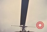 Immagine di UH-1H caricato con miniguns Binh Thuy AFB Vietnam, 1970, secondo 58 filmato di repertorio 65675026826